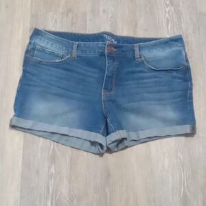 TIME AND TRU WOMEN'S SHORTS